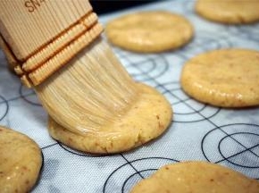 给每一个饼坯刷上一层全蛋液。