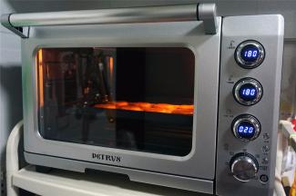 放入烤箱中层，上下火设置为180度，时间设置为20分钟。