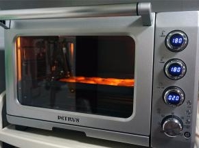 放入烤箱中层，上下火设置为180度，时间设置为20分钟。