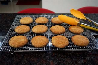 几分钟后转移到冷却架上，冷却后品尝即可。