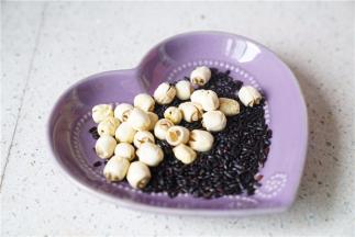 将黑米莲子各取20克。