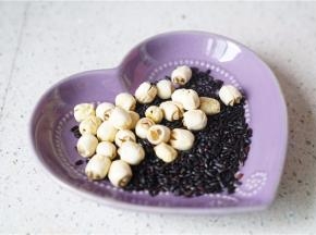 将黑米莲子各取20克。