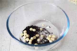 用清水泡洗好食材备用。