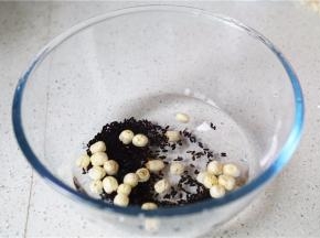 用清水泡洗好食材备用。