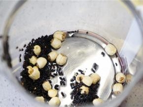 将泡洗好的食材入养生壶里。