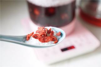 煮好后加入枸杞及冰糖即可。