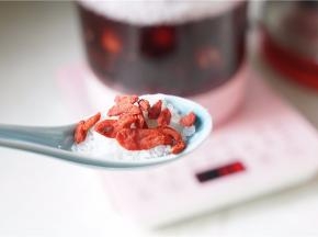 煮好后加入枸杞及冰糖即可。