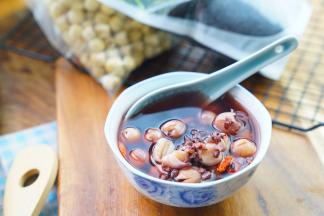 这样子一份黑米莲子汤就完成了。