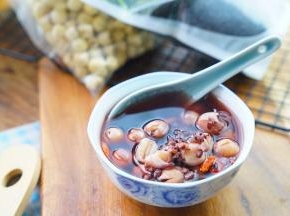 这样子一份黑米莲子汤就完成了。