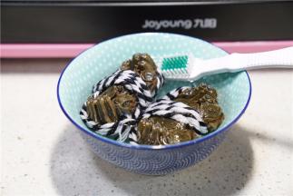 用细盐水多次刷洗闸蟹。