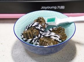 用细盐水多次刷洗闸蟹。