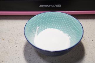 用细盐加少许清水和好面。