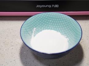 用细盐加少许清水和好面。