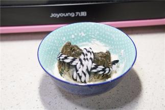 将洗刷好的闸蟹入面糊里。