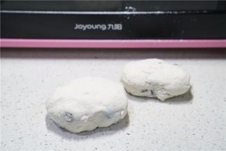 均匀的裹上一层咸面糊。