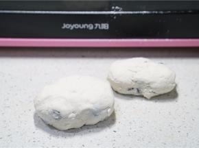 均匀的裹上一层咸面糊。