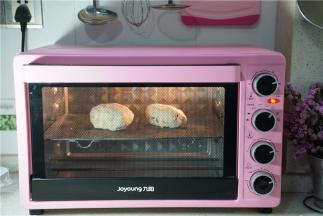 入烤箱220度烤制25分钟。