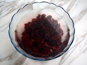 将蔓越莓干放入冷水中浸泡30分钟，沥干水备用。