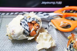 再将外壳敲剥好。