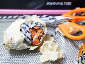 再将外壳敲剥好。