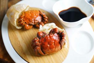 配上香醋就可以美美吃烤蟹了。