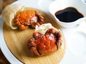 配上香醋就可以美美吃烤蟹了。