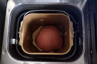 经过两次揉面的面团，变得更光滑。