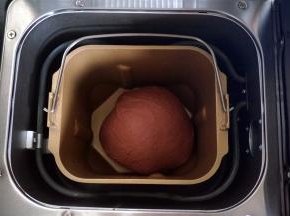 经过两次揉面的面团，变得更光滑。