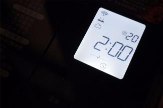 将面团揉圆，重新放入面包机，选择程序20进行一次发酵，时间2小时。