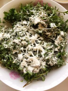 4、倒入部分面粉