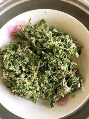 7、锅中烧开水后放入蒸屉中开大火蒸5分钟