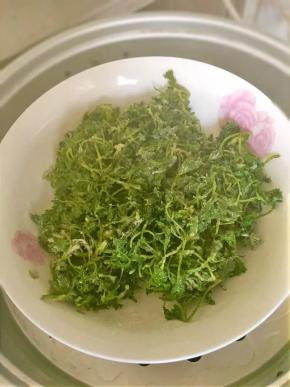 8、开盖翻拌下再蒸10分钟即可