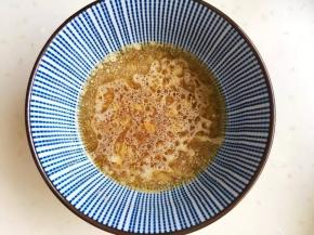 将蒜泥装入碗中，加油、生抽、醋拌匀调成碗汁