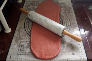 取出面团，排气。搅拌刀也一同取出。