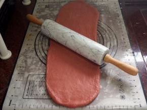 取出面团，排气。搅拌刀也一同取出。