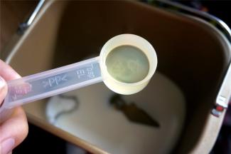 在对角分别放入盐和糖，并倒入2大勺色拉油。