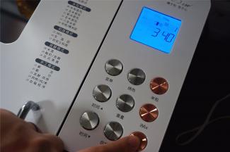 将面包桶放入面包机里，选择程序1欧式面包，烧色重色，重量750克，启动。