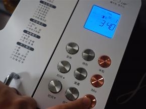 将面包桶放入面包机里，选择程序1欧式面包，烧色重色，重量750克，启动。