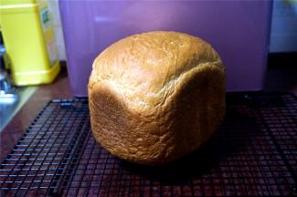 取出鸡蛋牛奶吐司，放在冷却架上冷却至室温后切片。