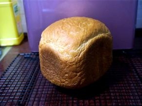 取出鸡蛋牛奶吐司，放在冷却架上冷却至室温后切片。