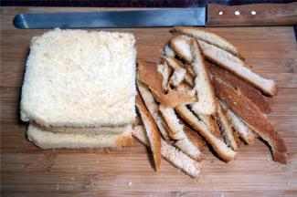 将吐司外皮切去。