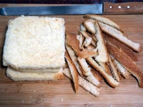 将吐司外皮切去。