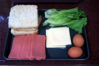 准备生菜，芝士片，火腿片（煎香），鸡蛋（煎熟）。