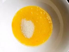 鸡蛋打散与玉米油和白糖拌匀