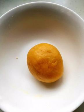 和成光滑的面团，放入冰箱冷藏半小时