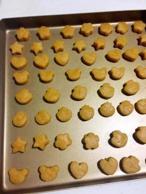 依次做好其它的摆放入不粘烤盘中