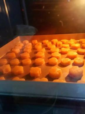 放入预热好的烤箱中下层，200度15分钟