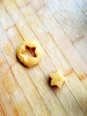 取一块面团按平，用模具压成花形，可以压成个人喜欢的形状