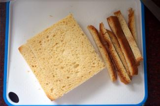 切去四周的面包外皮。