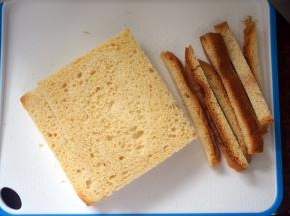 切去四周的面包外皮。